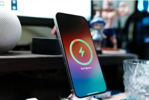磐安苹果15换屏服务分享用什么充电器给iPhone15充电更好 